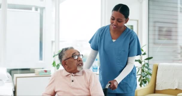 残疾人疗养院的医疗保健 护士和轮椅老人 帮助和健康 在退休诊所的医院 老年人护理和有妇女护理人员的老年人 — 图库视频影像