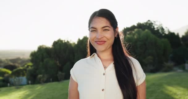 年轻的女人 为了快乐 自由与和平 在夏天的公园里 在室外微笑和画像 面对美丽 自信和积极向上的心态的迷人而快乐的拉丁裔人 — 图库视频影像