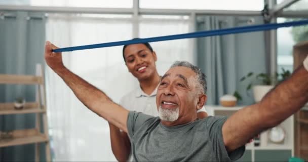 Starý Muž Lékař Fyzioterapie Rezistenční Pásmo Svaly Silovým Tréninkem Zdravím — Stock video
