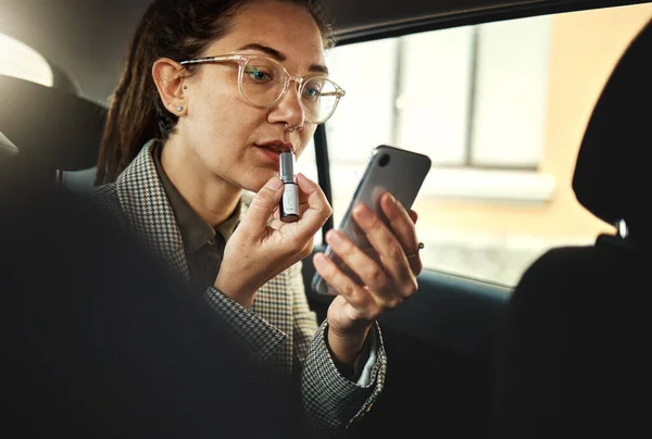 Phone Lipstick Business Woman Car Travel City Work While Multitasking — Stock Photo, Image