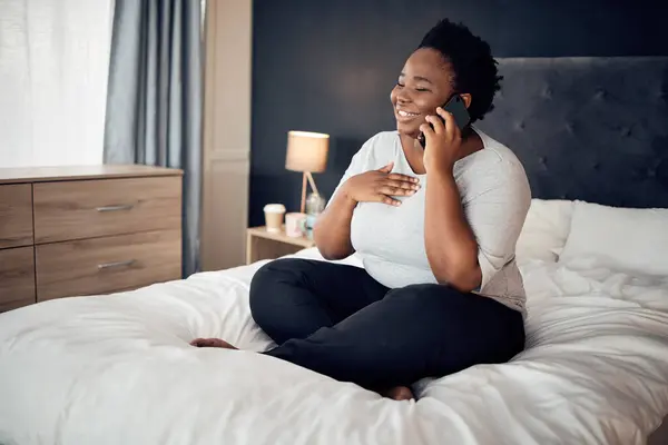 Llamada Telefónica Mujer Feliz Negra Cama Casa Conversación Comunicación Por — Foto de Stock