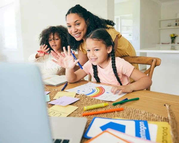 Eラーニングサポート オンラインクラス 家庭教育のためのビデオ通話 ラップトップ アフリカの子供たち コンピュータ上の家族やママ 教育プラットフォームとバーチャルクリエイティブスクールウェーブこんにちは — ストック写真