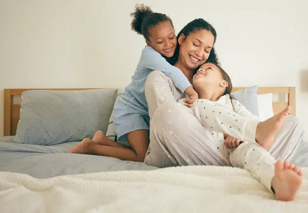 Mãe Cama Crianças Abraçam Felizes Com Pais Juntos Manhã Rindo — Fotografia de Stock