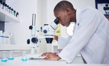 Kıdemli, bilim adamı ve siyah kadın, laboratuarda mikroskop ve veri analizi, tıbbi araştırma ve bilim çalışması. Gelecek, bilgi ve araştırma, kadın doktor ve DNA örneğini kimya ile kontrol et..