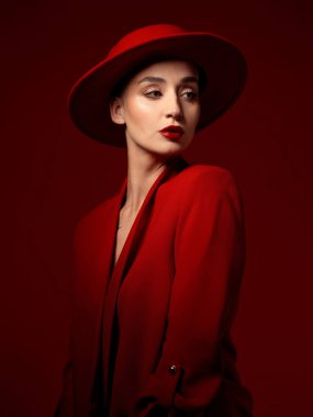 Fikir, moda ve stüdyodaki kırmızı şapkalı kadın takım elbiseli bir arka planda izole edilmiş. Makyaj, kozmetik ve kadın fötr şapka, ciddi tarz ve estetik, vizyon ve düşünce ile şık kıyafetler.