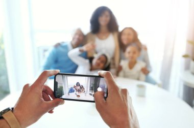 Akıllı telefon fotoğrafçılığı, ekranlar ve evde aile ile eller, sevgi ve özenle fotoğraf ve anı çekmek. Teknoloji, yakın çekim ve odaklı insanlar, lens ve fotoğrafçı, uygulama ve telefon.