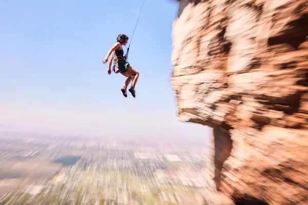 Esportes Escalada Salto Com Mulher Montanha Para Fitness Aventura Desafio — Fotografia de Stock