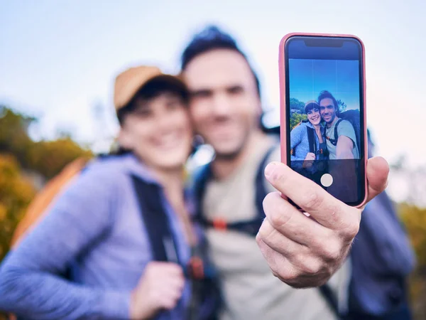 Caminhadas Natureza Casal Com Selfie Tela Para Aventura Férias Viagem — Fotografia de Stock