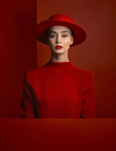 Porträtt Omvänt Mode Och Mockup Med Kvinna Röd Bakgrund Studio — Stockfoto