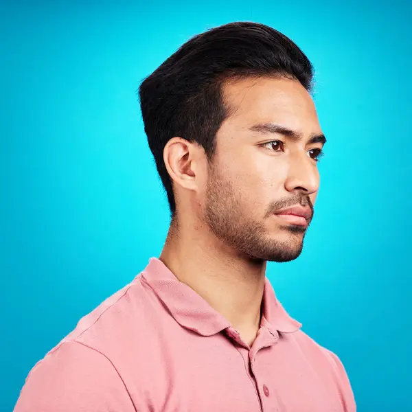 Tænker Alvorlige Profil Asiatiske Mand Studiet Isoleret Blå Baggrund Ideer - Stock-foto