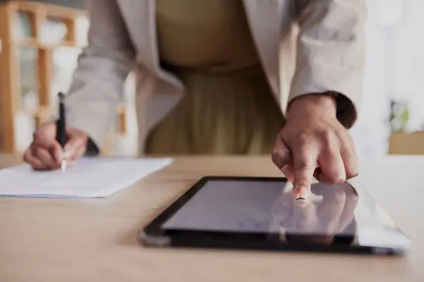 Mão Tablet Impressão Digital Com Uma Mulher Negócios Seu Escritório — Fotografia de Stock