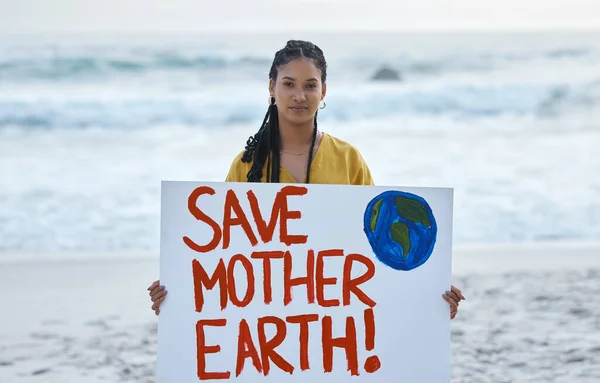 Zapisz Ziemi Znak Kobieta Portret Plaży Dla Zanieczyszczeń Środowiska Zielonej — Zdjęcie stockowe