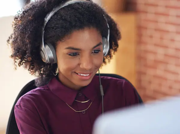 Auriculares Musicales Computadora Mujer Negra Oficina Trabajando Transmitiendo Audio Tecnología — Foto de Stock