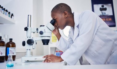 Mikroskop, bilim ve siyah kadın araştırma, tıbbi analiz ve biyoteknoloji incelemesi için laboratuvarda. Kadın bilim adamı, mikrobiyoloji ve yenilik, DNA testi ve geliştirme araştırması.