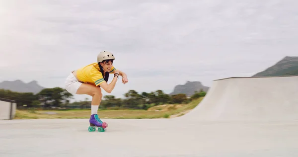 Rolschaatsen Extreme Sporten Snel Rijden Een Skatepark Met Mockup Ruimte — Stockfoto