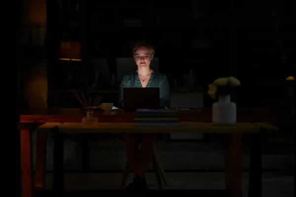 Noite Laptop Sério Com Mulher Escritório Para Planejamento Horas Extras — Fotografia de Stock