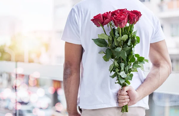 Miłość Niespodzianka Mężczyzna Różami Plecami Randkę Romans Nadzieję Walentynki Romantyczna — Zdjęcie stockowe