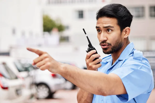 Beveiliging Man Radio Punt Straat Voor Inspectie Wet Waarschuwing Met — Stockfoto