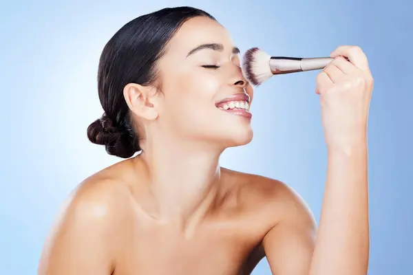 Makeup Beauty Woman Brush Happy Blue Background Cosmetics Powder Foundation — Stock Photo, Image