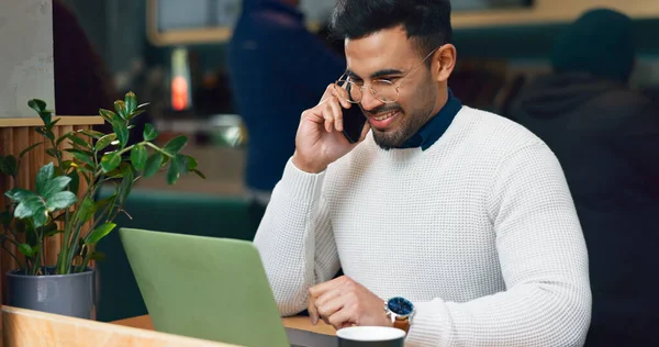 Homem Telefonema Laptop Café Para Trabalho Remoto Comunicação Planejamento Falar — Fotografia de Stock