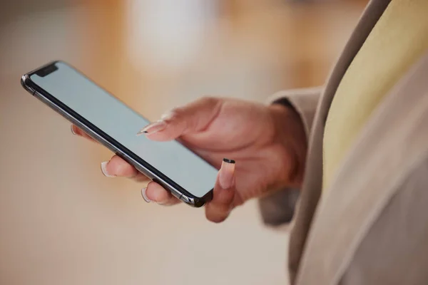 Smartphone Ruimte Handen Van Zakenvrouw Typen Mobiele App Met Mockup — Stockfoto