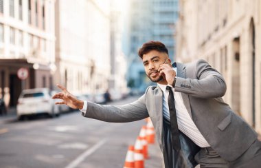 İş adamı, telefon görüşmesi, ulaşım, akıllı telefon, rezervasyon ya da şehirle seyahat yapan el sallama ve taksi. Girişimci, cep telefonu ve metro sokağı, cbd ve açık havada sürücü, otobüs veya ulaşım için imza..