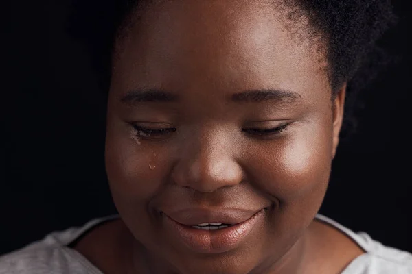 悲伤和一个黑人妇女在工作室背景与抑郁症 恐惧或精神健康 工作室 脸和非洲女孩或有眼泪的人 因背景上的错误而沮丧或失败 — 图库照片