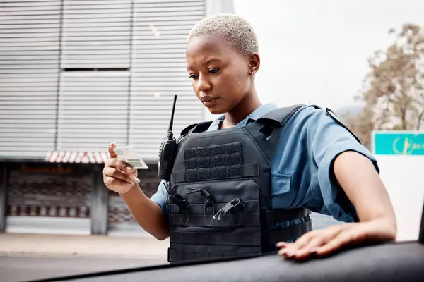 Mulher Negra Carteira Motorista Policial Cidade Para Verificar Informações Para — Fotografia de Stock