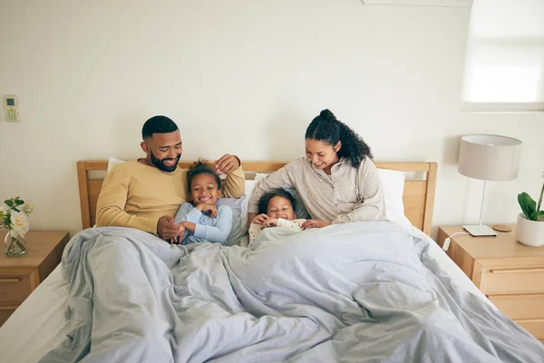 Manhã Relaxar Família Com Crianças Cama Para Ligar Com Felicidade — Fotografia de Stock