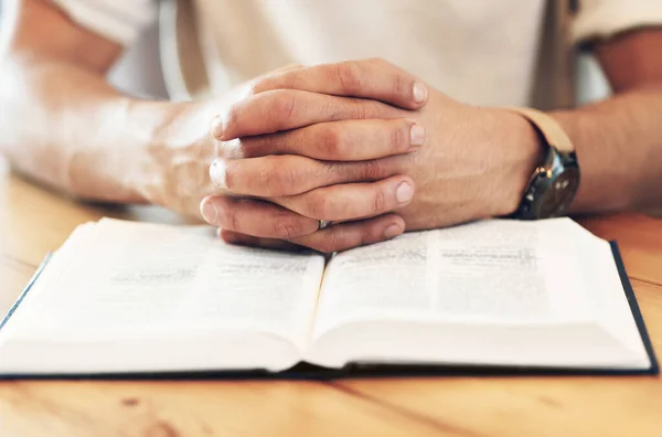 Religion Lecture Mains Homme Avec Une Bible Pour Prière Adoration — Photo