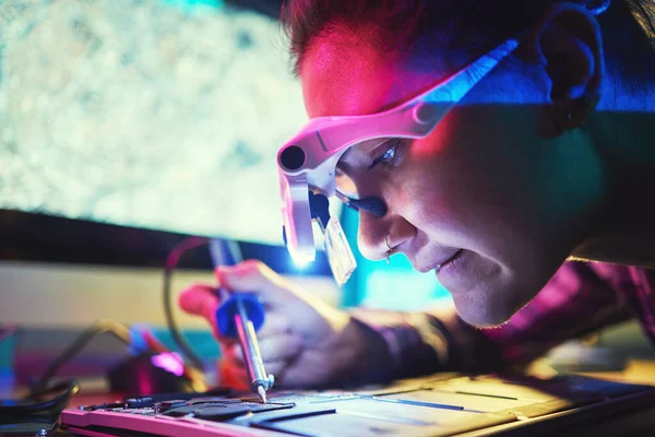 Mujer Placa Base Ingeniería Con Soldador Para Fabricación Microchip Noche —  Fotos de Stock