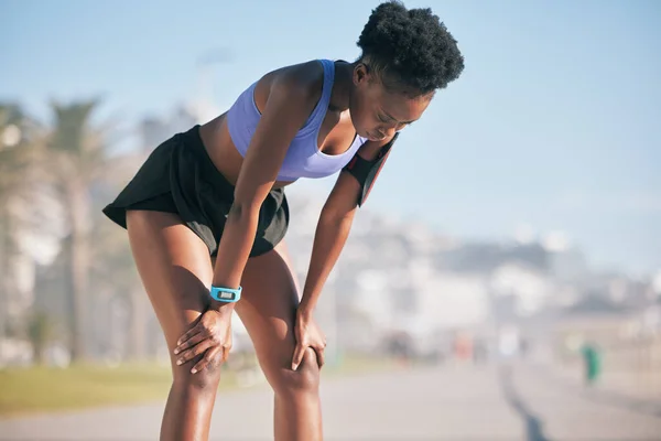 黑人妇女 由于运动训练 运动休息或锻炼而疲乏且呼吸急促 在城市面临着挑战 年轻女运动员 因健康 户外运动和有氧马拉松疲劳而休息和呼吸 — 图库照片