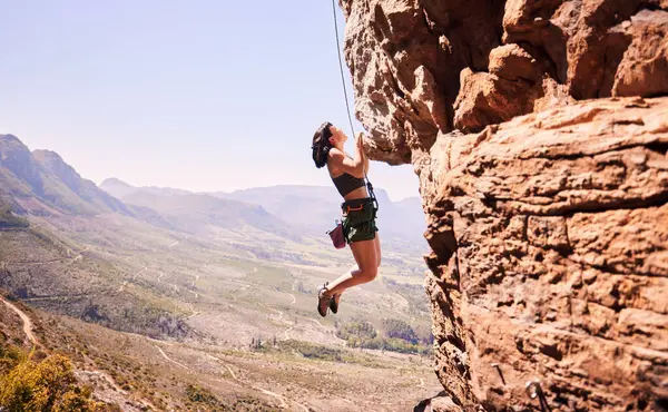 Natureza Escalada Espaço Com Mulher Montanha Para Fitness Aventura Desafio — Fotografia de Stock
