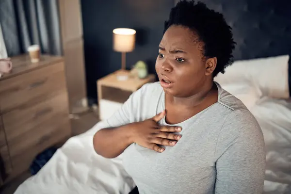 Fear Bedroom Black Woman Anxiety Attack Pain Chest Stress Scary — Stock Photo, Image