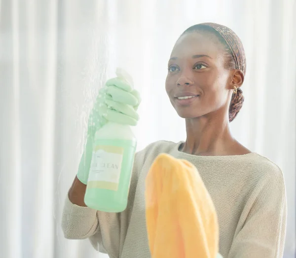 Temizlik Siyahi Kadın Temizlikçinin Sprey Ürünü Aynayı Gülümseyerek Yıkıyor Çalışan — Stok fotoğraf
