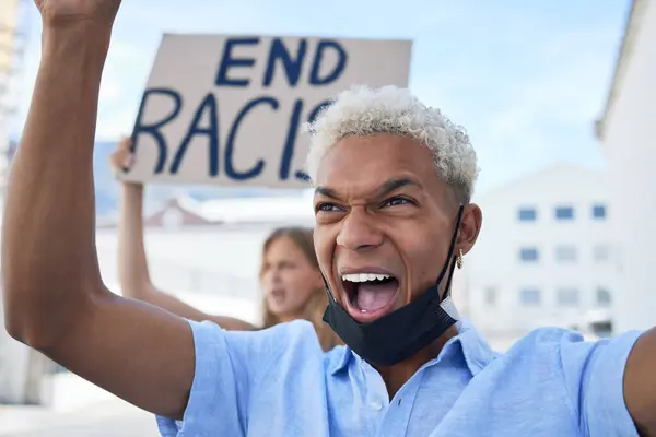 Razzismo Covivida Protesta Uomo Con Cartellone Cartone Grido Strada Con — Foto Stock