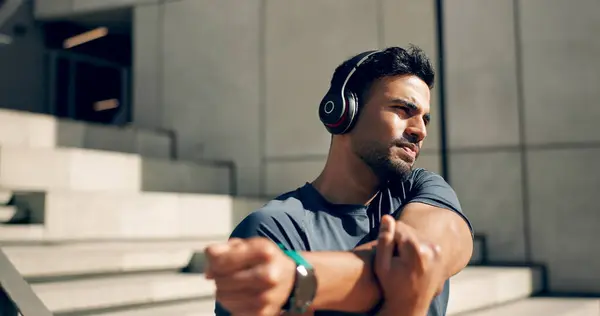Fitness Sluchátka Muž Natahuje Paže Schodech Městě Cvičení Cvičení Pro — Stock fotografie