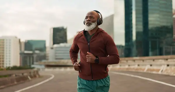 Běh Město Senior Muž Sluchátky Tréninku Streaming Hudby Fitness Důchod — Stock fotografie