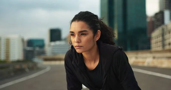 Vrouw Sporter Denkend Outdoor Voor Fitness Oefening Wellness Met Stedelijke — Stockfoto