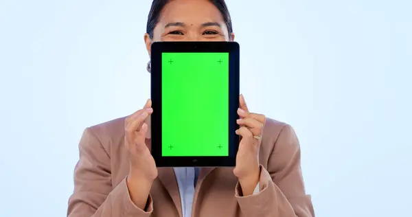 Ritratto Tablet Schermo Verde Mockup Con Una Donna Asiatica Studio — Foto Stock