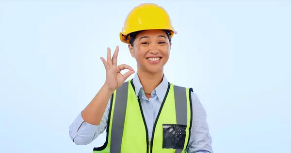 工程师们微笑着手牵手 为建筑师们在工作室里的建筑画成蓝色背景 亚洲女性 房地产开发或成功 是的标志或表情符号 — 图库照片