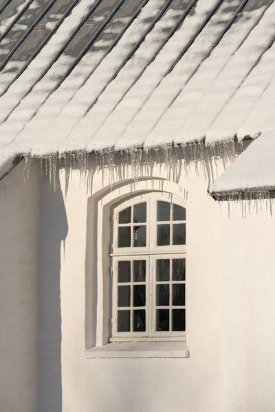 Empty Building Ice Damming Roof Cold Winter Day Exterior Home — Stock Photo, Image