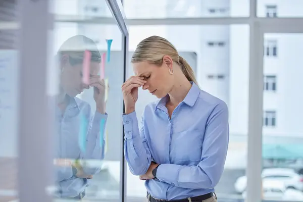 職場でストレスの頭痛を抱える悲しい バーンアウトと心配したビジネス女性 コーポレートファイナンスマネージャーは 会計監査 財務税務 雇用プロジェクトについて不安を持って残業しています — ストック写真
