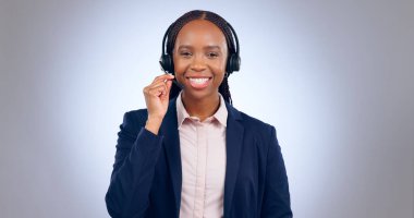 Çağrı merkezi, kadın ve portre stüdyoda müşteri hizmetleri için, CRM soruları ya da gri arka planda IT desteği. Face, mutlu pazarlama temsilcisi ya da mikrofonlu Afrikalı danışman..