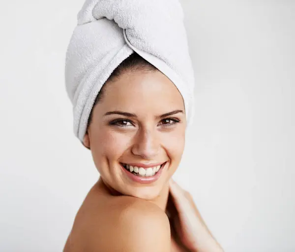 Glimlach Huidverzorging Vrouw Met Handdoek Een Studio Voor Gezondheid Welzijn — Stockfoto