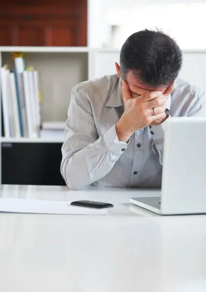 Empresario Portátil Estrés Depresión Oficina Cansado Fatiga Por Tecnología Hombre — Foto de Stock