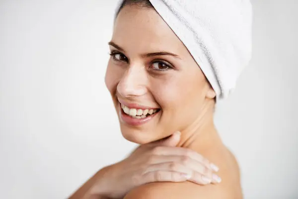 Glimlach Cosmetische Vrouw Met Handdoek Een Studio Voor Gezondheid Welzijn — Stockfoto