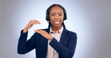 Çağrı merkezi, müşteri desteği ve stüdyoda konuşan, konuşan ve danışmanlık yapan siyahi bir kadının portresi. Gri arka planda iletişim kurmak için tele pazarlama hizmeti, iletişim ve kulaklık takan kişi.