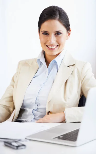 Kadını Inceleme Araştırma Satış Raporu Için Dizüstü Bilgisayarla Gülümse Belgeleme — Stok fotoğraf