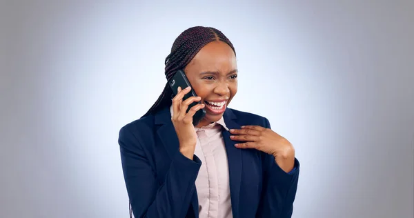 Happy Telefon Görüşmesi Stüdyoda Gülen Kadını Gri Arka Planda Haberlerle — Stok fotoğraf